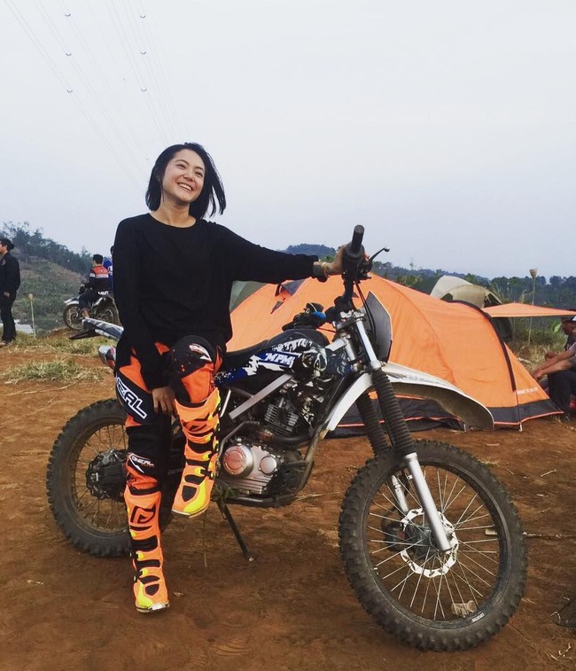 Poppy Sovia terkenal dengan penampilannya yang cuek dan gayanya yang tomboy. Padahal di balik penampilannya yang anak muda banget itu dan wajahnya yang imut. Poppy Sovia kini berusia 33 tahun. Foto: Instagram