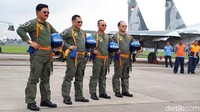 Keren dan gagah! Begini gaya kompak Marsekal Hadi, Jenderal Tito, Jenderal Mulyono, dan Laksamana Ade sebelum terbang. Mereka kompak memakai kacamata hitam.