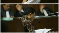 Saat pembacaan dakwaan di sidang perdana, Novanto beberapa kali menutupi wajahnya dengan tangan. Kini ketika sidang eksepsi, Novanto tampak membaca dengan seksama nota keberatan yang sedang dibaca pengacaranya
