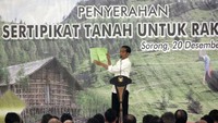 Masyarakat Papua Barat menerima sertifikat tanah yang diserahkan langsung oleh Presiden Joko Widodo di aula Aimas Convention Centre, Kabupaten Sorong, Papua Barat, Rabu (20/12). (ANTARA FOTO/Olha Mulalinda/foc/17. Foto: ANTARA FOTO/Olha Mulalinda)