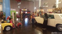 Foto: Mereka datang bersama dengan keluarga. Mereka asyik berfoto dengan latar belakang mobil-mobil yang keren. (Aminudin/detikTravel)