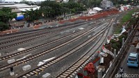 Depo lokomotif tersebut merupakan bagian dari proyek double-double track Manggarai-Cikarang.