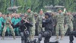 Ngeri! Saat Prajurit Kostrad Pamer Makan Kobra di Depan Panglima