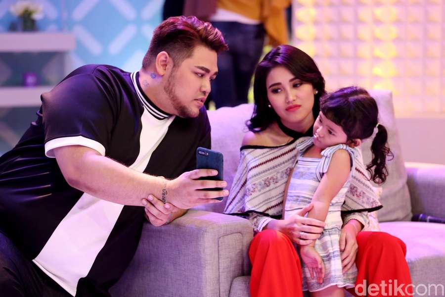 Ivan Gunawan Makin Lengket dengan Ayu Ting Ting