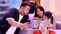 Pria yang akrab disapa Igun tampak berusaha menghibur Ayu dan Bilqis.