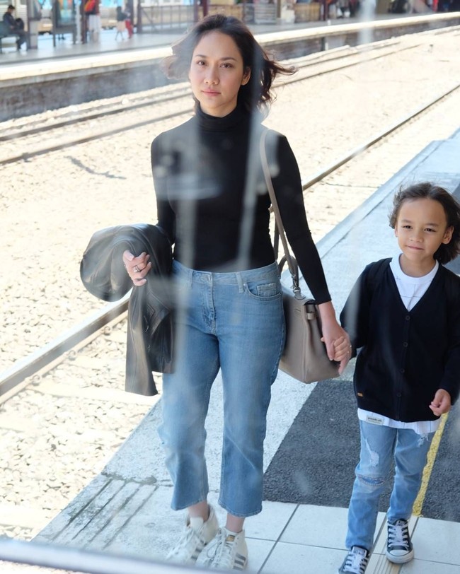 Sudah punya anak dan berusia 34 tahun, tapi tengok sendiri penampilan Bunga Citra Lestari yang masih cocok jadi anak kuliahan. Tanpa dress glamour dan makeup berlebihan, aktris dan penyanyi yang dijuluki BCL itu justru tampak lebih awet muda. Foto: Instagram