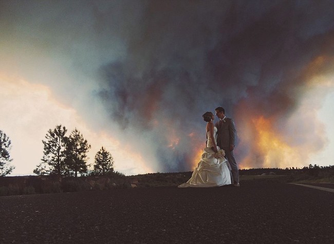 Pasangan bernama Michael dan April menggelar pernikahan di Rock Springs Ranch. Saat itu keduanya hampir membatalkan hari besar mereka karena terjadi kebakaran hutan di dekat lokasi pernikahan. Kebakaran tersebut menyebar dengan cepat dan bisa membahayakan makhluk hidup di sekitar. Meskipun pernikahan tidak berjalan sesuai rencana karena lokasi pesta harus pindah tempat, pasangan ini tetap memiliki memori tak terlupakan dengan foto dramatis berlatar kebakaran. Foto: Instagram