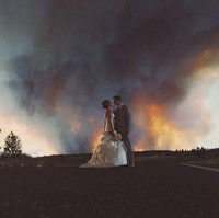 Pasangan bernama Michael dan April menggelar pernikahan di Rock Springs Ranch. Saat itu keduanya hampir membatalkan hari besar mereka karena terjadi kebakaran hutan di dekat lokasi pernikahan. Kebakaran tersebut menyebar dengan cepat dan bisa membahayakan makhluk hidup di sekitar. Meskipun pernikahan tidak berjalan sesuai rencana karena lokasi pesta harus pindah tempat, pasangan ini tetap memiliki memori tak terlupakan dengan foto dramatis berlatar kebakaran. Foto: Instagram