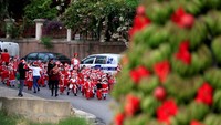 Anak-anak berkostum sinterklas tampak berjalan di sekitar pohon Natal tersebut.
