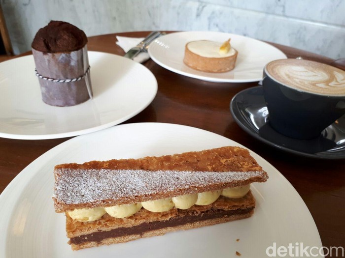 Chicory Bersantai Menikmati Cappuccino dan Millefeuille Cokelat Hazelnut