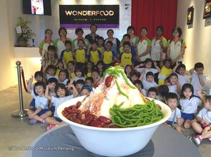 Serunya Melihat Makanan Malaysia dan Foto dengan Cendol Raksasa di Museum Ini!