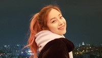 Shim Euddeum tak hanya cantik tapi juga memiliki bokong indah. Demi tubuh ramping dan berbokong indah, ia melakukan 1.000 kali squat setiap hari (euddeume_/Instagram)