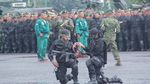 Ngeri! Saat Prajurit Kostrad Pamer Makan Kobra di Depan Panglima