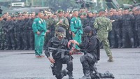 Prajurit Kostrad memegang sisa tubuh ular yang sudah dimakan (Foto: Dok. Pendivif 1 Kostrad)