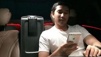 Ia lebih sering mengunggah foto bersama teman maupun kala berpose di kendaraan mewah. (Dok. Instagram/rayrendy333)