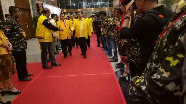Jelang Penutupan Munaslub, 'Cheerleaders' Sambut Elite Golkar