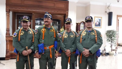 Saat Marsekal Hadi Sematkan Brevet Wings ke Kapolri-KSAD-KSAL