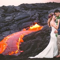 Menikah di Hawaii, pasangan bernama Lauren Michaels dan Alex Michaels membuat foto prewedding yang esktrem dengan latar belakang lava yang mengalir.  Foto: Dok. Jenna Lee Pictures