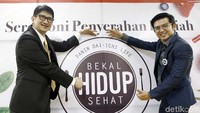 Vice President Director PT Panin Dai-Ichi Life Simon Imanto didampingi Celebrity Chef Nicky Tirta saat menyerahkan hadiah kepada pemenang kontes resep bakal hidup sehat di Kantor Panin Dai-ichi Life, Jakarta, Rabu (20/12). 