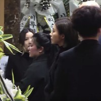 Kisah cinta Shin Se Kyung dan Jonghyun terbilang tidak lama, hanya bertahan sembilan bulan. Meskipun sudah bukan kekasih, Shin Se Kyung tetap menghadiri pemakaman Jonghyun. Ini kehadiran Se Kyung yang terekam kamera. Foto: istimewa