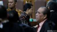 Maqdir meminta agar eksepsi itu dapat diterima. Selain itu, dia juga meminta agar berkas perkara Novanto dikembalikan ke jaksa penuntut umum.