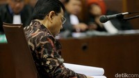 Selain itu, Maqdir juga meminta agar Novanto dibebaskan dari rumah tahanan (rutan) KPK. Kemudian, Maqdir meminta agar majelis hakim merehabilitasi nama baik Novanto.