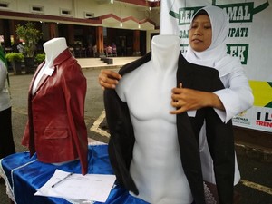 Baju Bekas Wabup Trenggalek Dilelang, Hasilnya Untuk Amal
