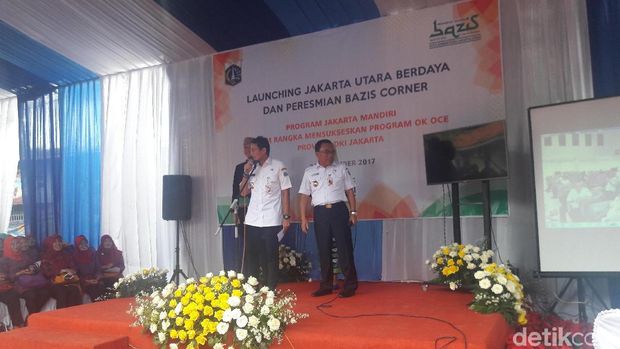 Saat Sandi Ajak Walkot Jakut Berpantun di Peresmian Bazis Corner
