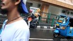Sulitnya Akses, Calon Penumpang Lompati Pagar Pedestrian