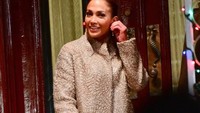 Jennifer Lopez tetap memilih makanan tradisional Puerto Rico. Di tahun 2013, ia pernah mengunggah kebersamaannya dengan keluarga membuat pasteles di rumah. Foto: Istimewa