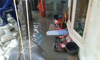 Tanggul Kali Pulo di RT 14 Jati Padang 