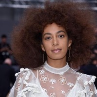 Pemilik rambut keriting alami punya kepribadian menyenangkan, penyayang, murah hati dan ramah. Si rambut keriting cenderung suka menggebu-gebu, berjiwa pemimpin, dinamis, intuitif dan ekspresif. Sayangnya mereka agak sulit berlama-lama fokus pada satu hal dan juga drama queen. Foto: Getty Images