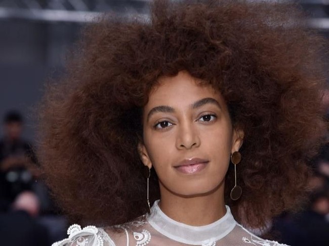 Pemilik rambut keriting alami punya kepribadian menyenangkan, penyayang, murah hati dan ramah. Si rambut keriting cenderung suka menggebu-gebu, berjiwa pemimpin, dinamis, intuitif dan ekspresif. Sayangnya mereka agak sulit berlama-lama fokus pada satu hal dan juga drama queen. Foto: Getty Images