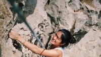 Di akun Instagram @prisia, wanita yang mengawali karier di dunia pertelevisian lewat FTV ini sering mengunggah fotonya tengah memanjat tebing. Waduh, spiderwoman! (Foto: Instagram/prisia)