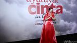Kenakan Gaun Merah, Chelsea Islan Bikin Jatuh Hati