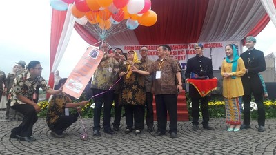 Senyum Anies Melepas Balon di Peresmian Kartu Lansia Jakarta