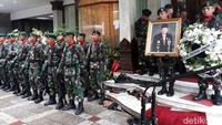 Selain menjadi pengusaha, Sukamdani juga aktif berorganisasi. Dia pernah menjadi Ketua Kamar Dagang dan Industri (Kadin) pada 1982 dan kembali terpilih pada 1985. Bahkan dia juga sempat dipercaya menjadi Ketua Umum Kadin Asean pada periode 1987-1988.