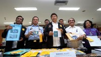 Kepala Bareskrim Polri, Komjen Ari Dono (tengah) menunjukkan barang bukti yang diamankan dari para pelaku.
