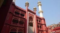 Inilah Masjid Nakhoda Kolkata, India yang menjadi ikon kerukunan umat beragama di sana dan menjadi rujukan setiap traveler tak terkecuali beragama apapun (Masaul/detikTravel)