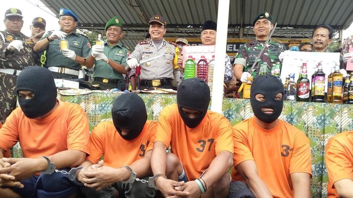 124 Bandit di Mojokerto Diamankan, 1.713 Botol Miras Dimusnahkan
