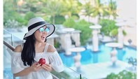 Meskipun di tangannya hanya sebuah apel merah. Raut bahagia dan tawa di wajah Syahrini tampak lepas. Segar banget ya, apalagi pemandangannya mendukung. Foto: Instagram @princessyahrini