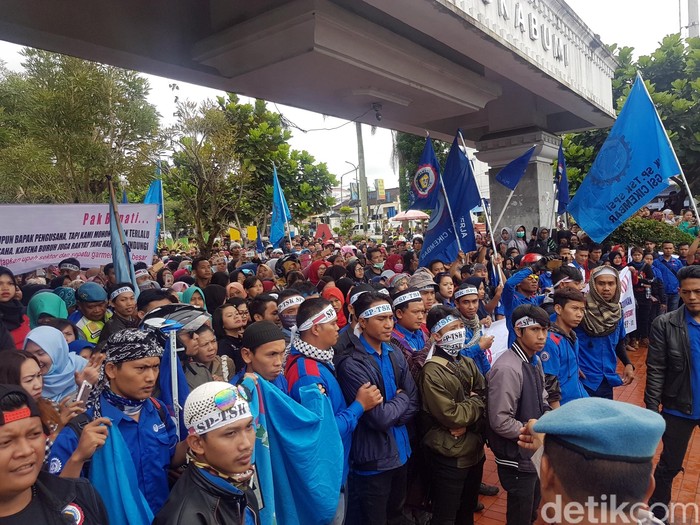 Ribuan Buruh Sukabumi Datangi Pendopo Tuntut Upah Sektoral