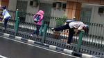 Sulitnya Akses, Calon Penumpang Lompati Pagar Pedestrian