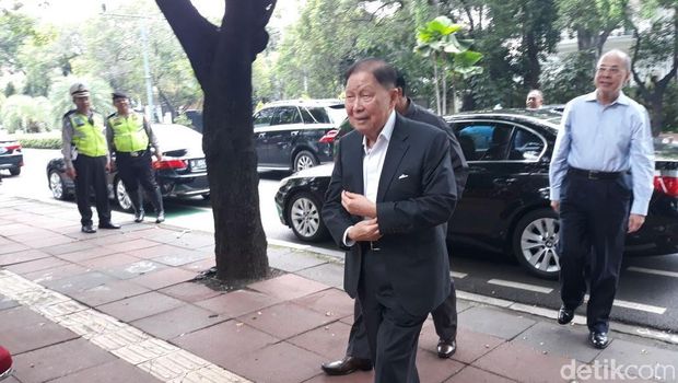 Menteri hingga Pengusaha Mulai Datang ke Rumah Duka Sukamdani Sahid
