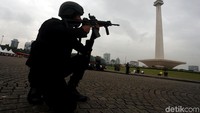Aksi anggota Brimob saat mengikuti apel Operasi Lilin 2017.