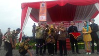 Saya mengucapkan selamat pada para penerima kartu lansia Jakarta harap dimanfaatkan sebaik-baiknya, dan para penyelenggara melaksanakan ini sebagai amanat seakan-akan kita memberikan kartu pada orang tua kita sendiri, kata Anies.