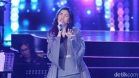 Isyana pun melanjutkan penampilannya dengan lagu Terpesona.