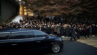 Ribuan fans tampak memadati area Rumah Sakit Asan, Korea Selatan pada Kamis (21/12). REUTERS/Kim Hong-Ji/detikFoto.