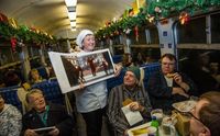 Para petugas yang membacakan cerita (Telford Steam Railway)