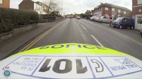 Mereka menyanyikan lagu-lagu bernuansa natal di dalam mobil sambil memberikan imbauan kepada warga.  (Foto: Dok. Twitter @StaffsPolice)